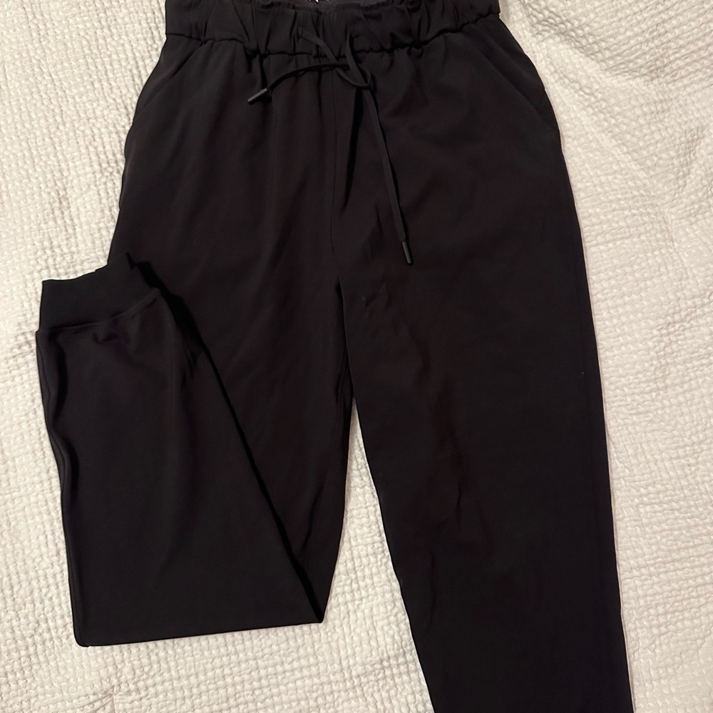 Lululemon women’s jogger - black - size 6